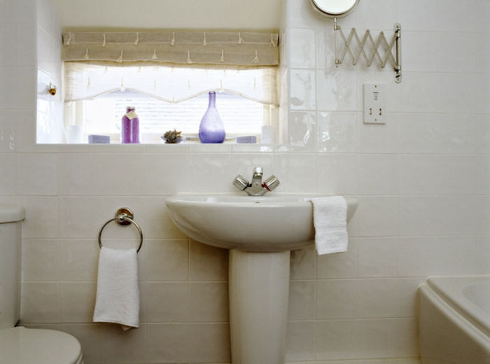 kúpeľňové doplnky-nápady-pekné-bielo-interiér