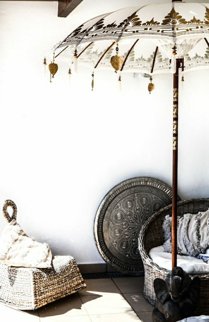 balijskej záhradné slnečníky a biele zlaté ozdoby ratanový nábytok