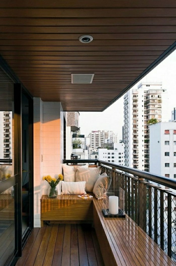 malý balkón s vankúšom na sedenie urobí drevenú lavicu