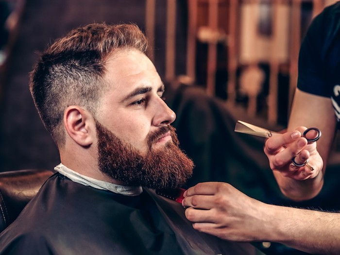 baardgrijs kleurstofkapsel voor baardschaar barbierbezoek klaar voor verandering