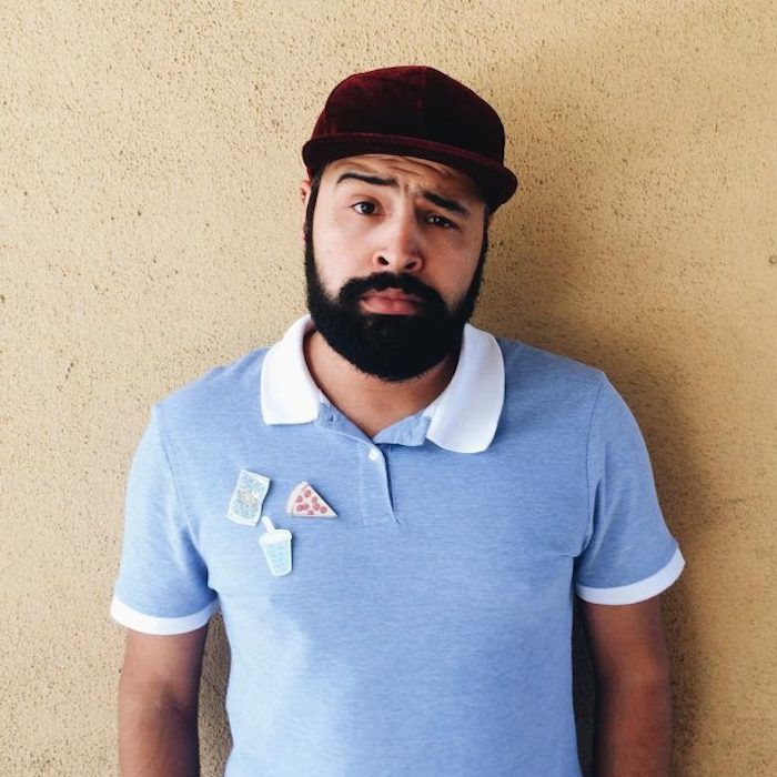 baard tonen lichte huidskleur witte en zwarte baard wat vind je van deze combinatie man met hoed en baard blauwe t-shirt