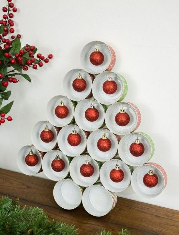 Drotár-s-plechoviek Christmas Tree-of-box-červeno-weihnachtskugeln-vogelbeeren
