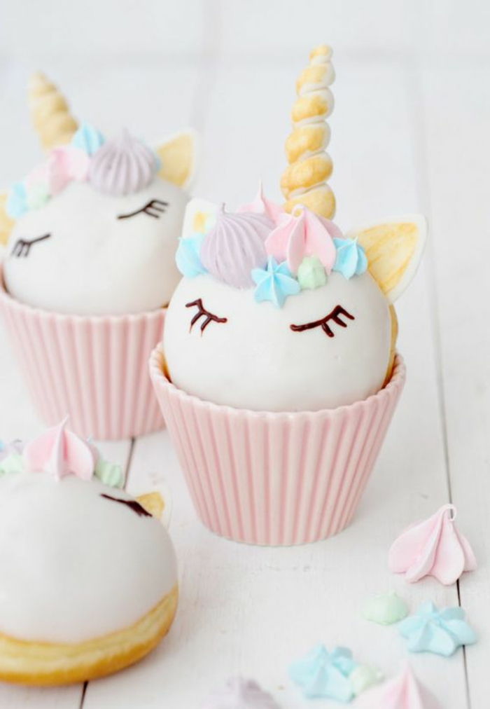 Primer treh majhnih belih unicorn kolačev