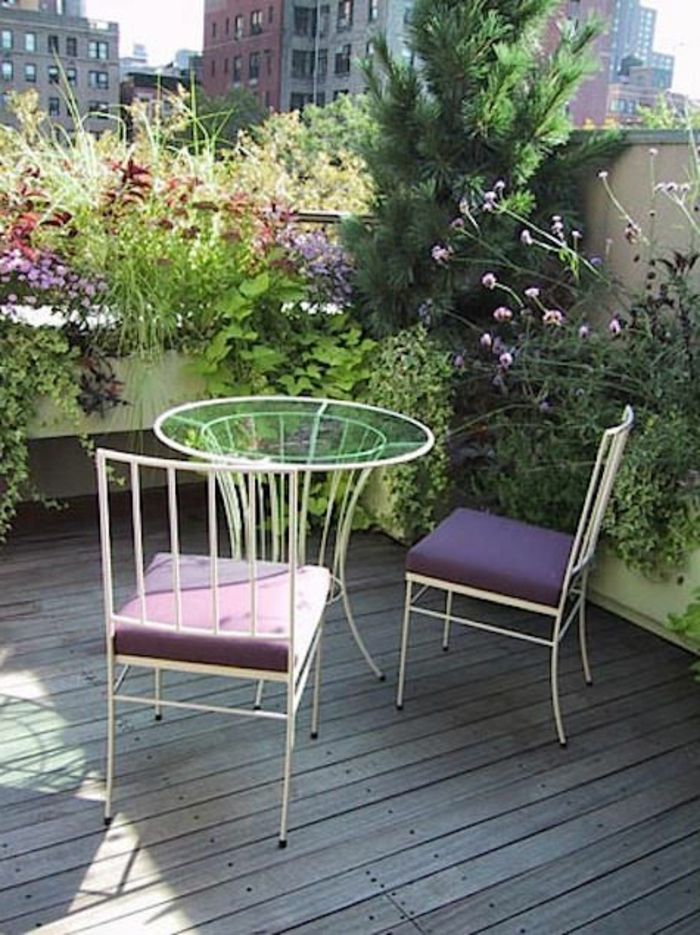 bepflanzung- takterrass och runda bords-med-två-stolar