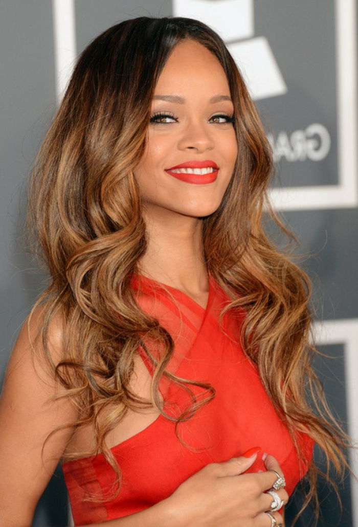 Rihanna frisyrer-röd klänning och ett långt hår med rött läppstift