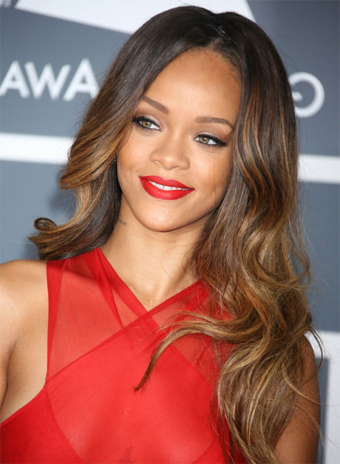 Rihanna fryzury na czerwonym dywanie z czerwoną sukienkę i czerwoną szminką