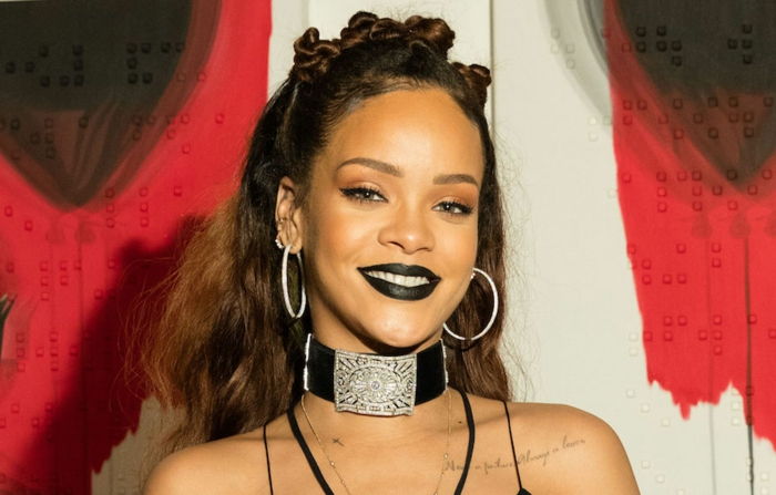 Czarna szminka do fryzury w stylu gotyckim - Rihanna Hairstyles