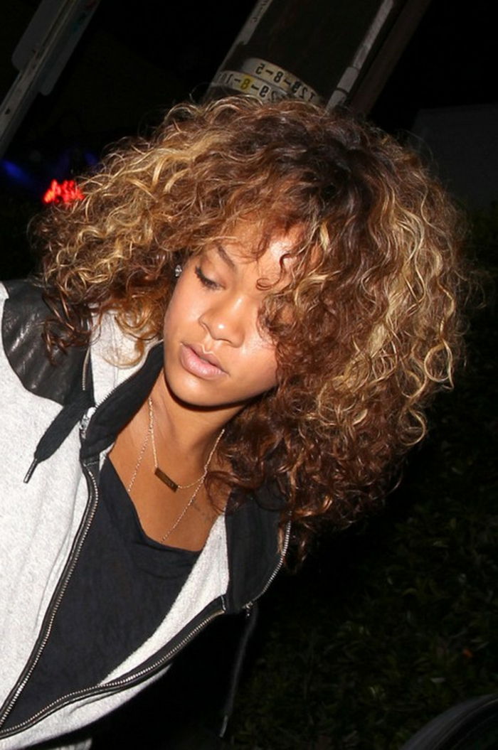 Paparazzo zdjęcie Rihanna z dzikimi kręconymi włosami - fryzury Rihanna