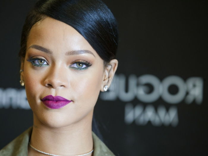 Fryzury Rihanna - fioletowa szminka z surowymi fryzurowymi małymi diamentowymi kolczykami
