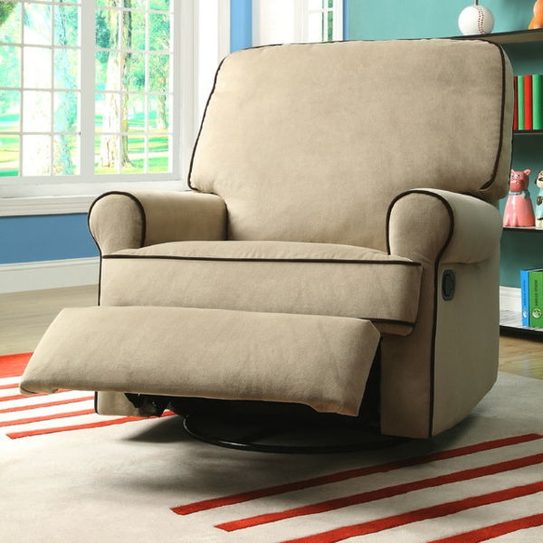 Cama cadeira-extensível-na sala de estar, por trás dele você pode ver estantes
