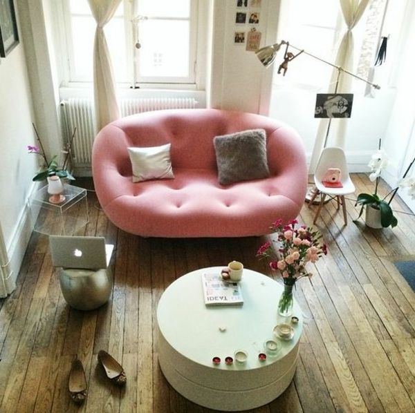 salon - sofa w kolorze różowym