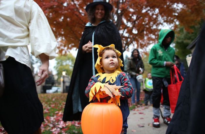 Halloween bilder av en liten tjej klädd som en strådocka
