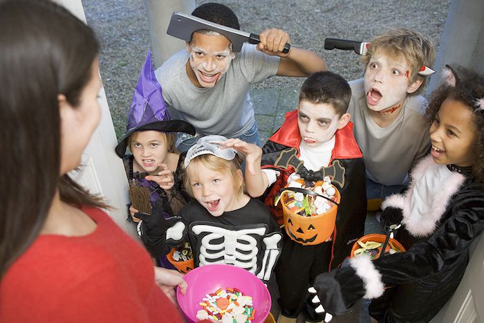 Halloween bilder av en grupp söta barn klä upp sig