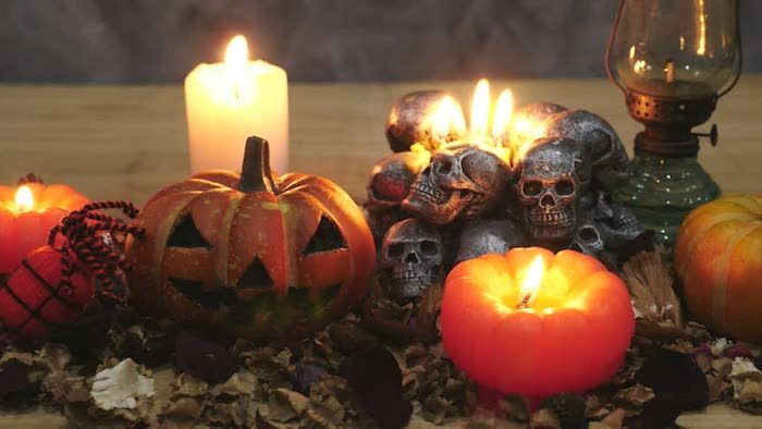 Halloween roliga bilder av en spöklik Halloween dekoration med ljus