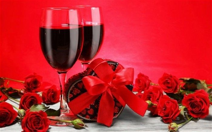 Bakgrund för-Valentin-två eleganta vinglas-röd bakgrund