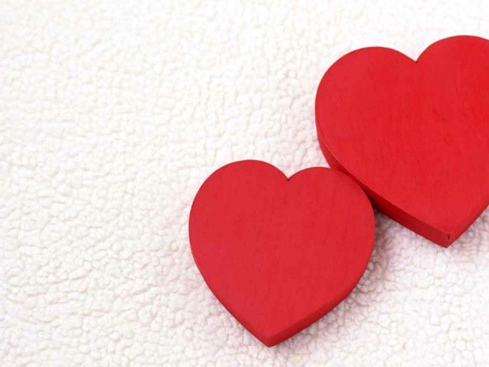 Bakgrund för-valentine-two-röd-hjärta-vit-bakgrund