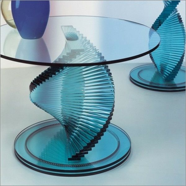 modra oblikovalska steklena miza - zanimive noge