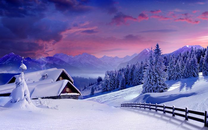 una romantica scena invernale con un cielo con nuvole rosa e blu - montagne bianche con neve - una foresta con alberi