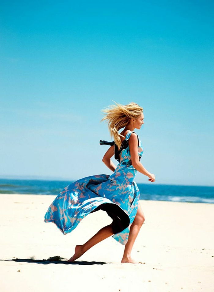 Candice Swanepoel med sommer antrekk, lang lys blå kjole, rett blondt hår