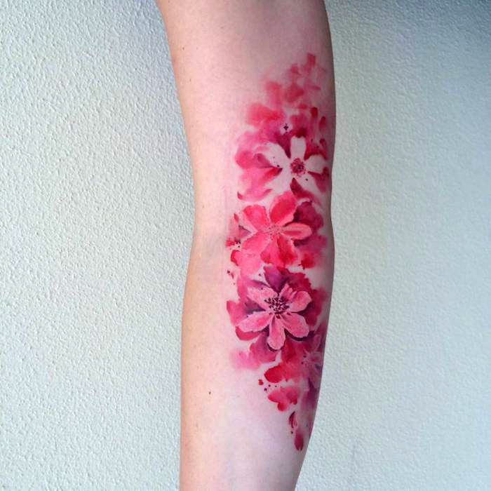 bloem tattoo tatoeage op arm, gekleurde tatoeage met bloem motief