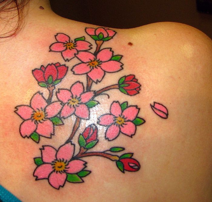 zinvolle tatoeages, bloembladen met roze bloemen, tatoeages voor vrouwen