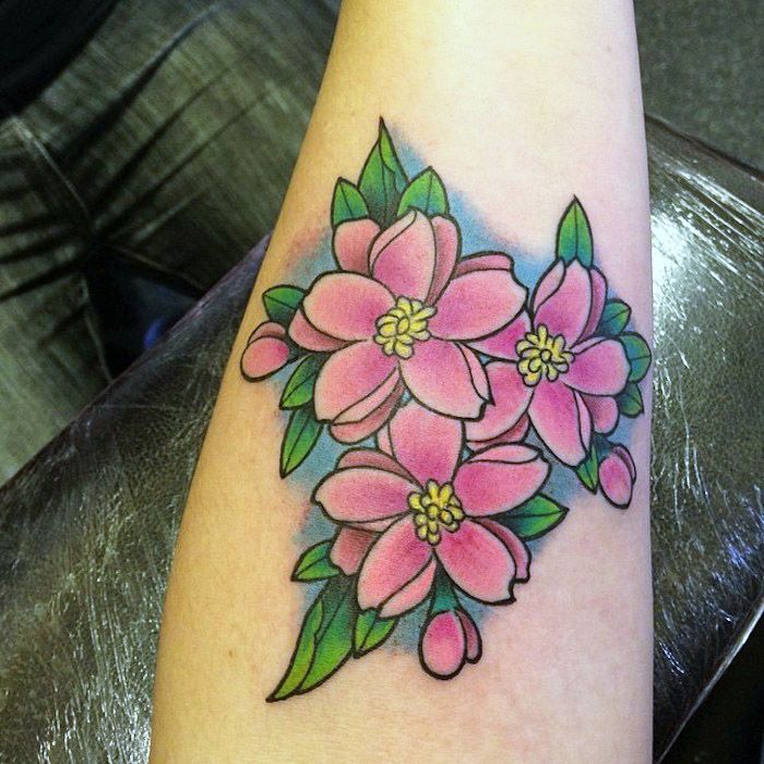 gekleurde bloemtattoo op de onderarm, tatoeage met bloemmotief