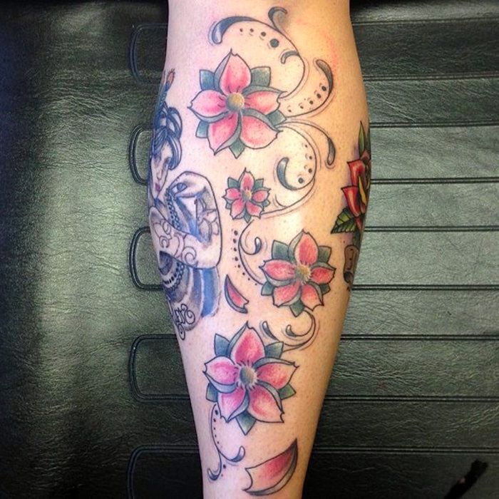 bloem tattoo tatoeage, grote tatoeage op het been met roze kersenbloesems