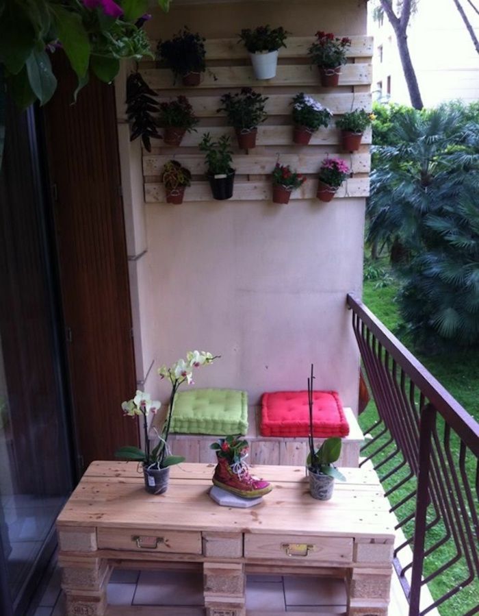 paleta de mobilier pentru terase - idee pentru masă din paleți și raft pentru ghivece de flori