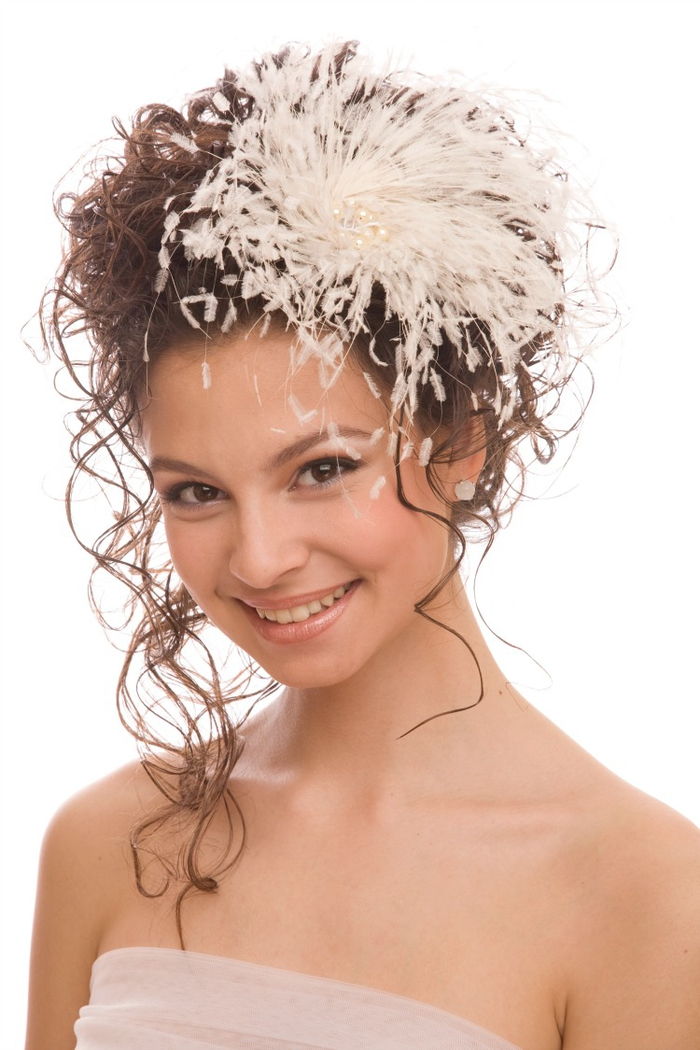 ragazza carina acconciatura damigella capelli ricci grande fiore bianco con perle di vetro