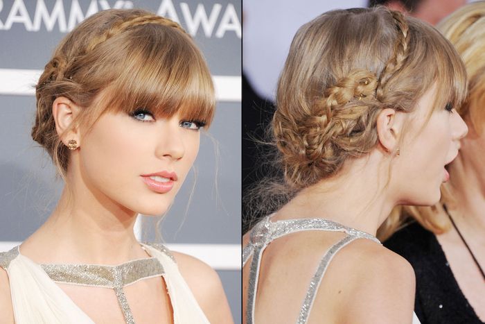 Taylor Swift con acconciatura intrecciata acconciatura capelli biondi discreto make up acconciatura damigella d'onore