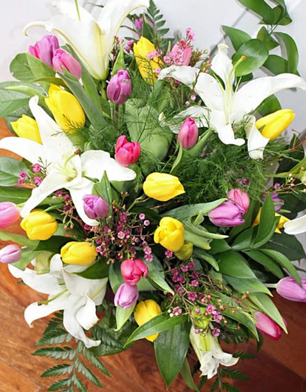 färgrika-blommor-påsk blomsterarrangemang-själv-göra vackra tulpaner