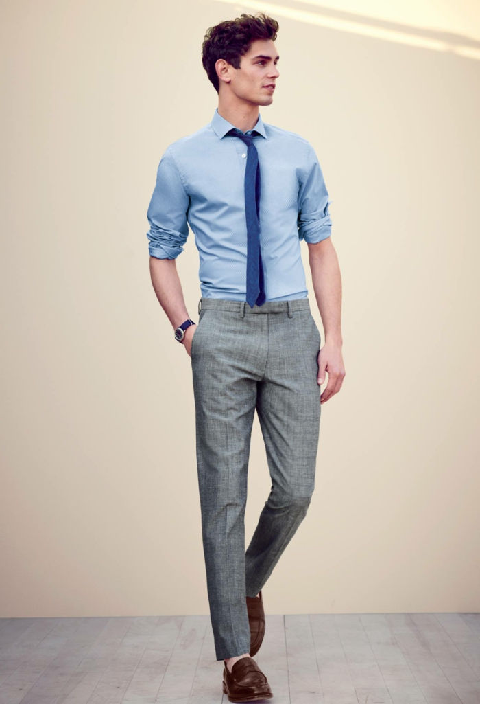 klädkod smart casual ung affärsman med skjorta och slips gråa byxor läderskor