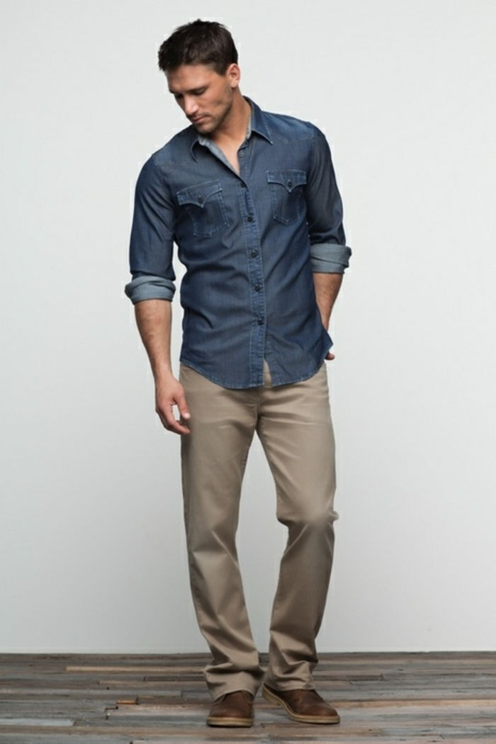 športový elegantný muž s džínsovou košou béžová štíhly fit džínsy nohavice model papuče