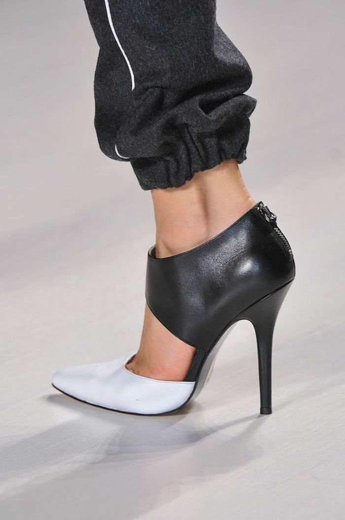 Sportieve chique hoge hakken in zwart en wit sportkleding modepodium fancy idee