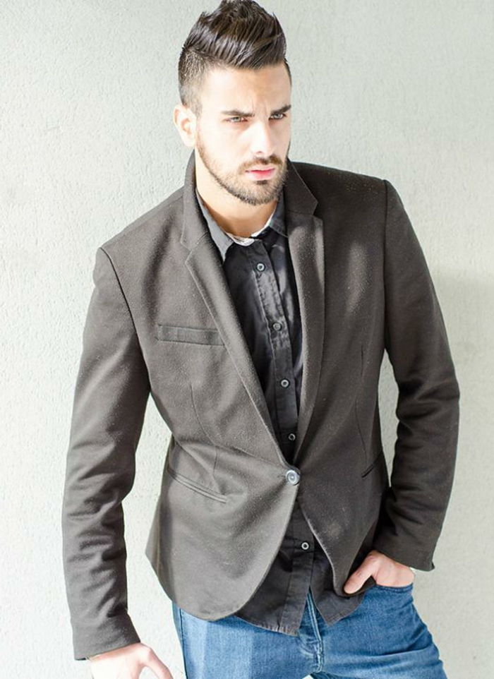 Elegant man modell mode klädkod affär casual för män jeans med skjorta och blazer