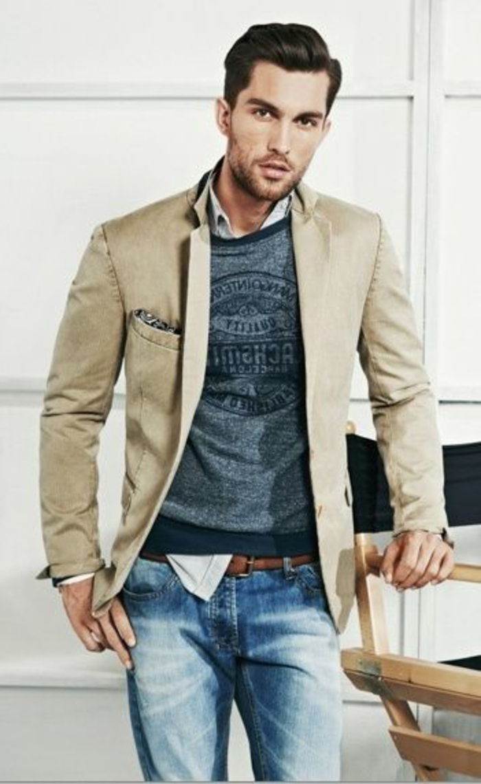 Business casual jeans och pullover och blazer skjortbälte kombinerar allt och ser modernt ut