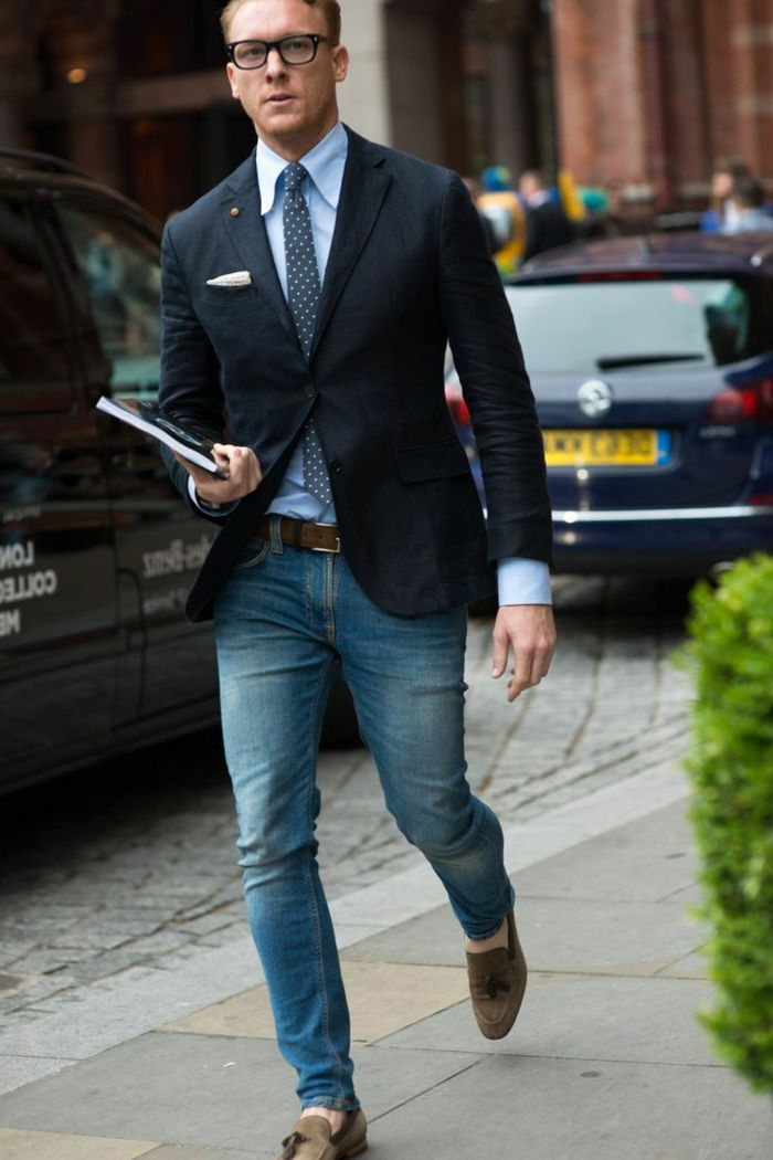 smart ung affärsman ser särskilt attraktiv ut från blazer jeans slipper glasögon