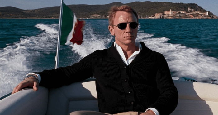 la alle menn se ut som daniel craig og opptre superman James Bond i Italia
