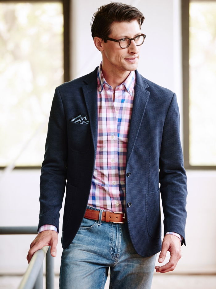 podhodnotený štýl elegantný a mierne elegantný džínsy pás ružové kockované tričko sako brýle muž