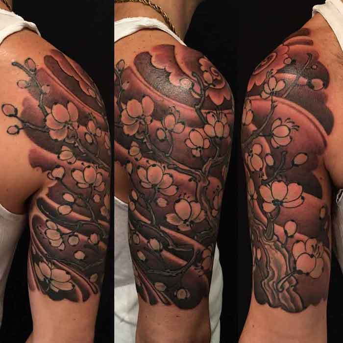 čínske tetovanie na hornej časti ramena, veľké tetovanie s motívom pamela