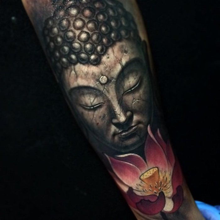 predlaktie tetovanie, buddha tetovanie v kombinácii s ružovým lotosom