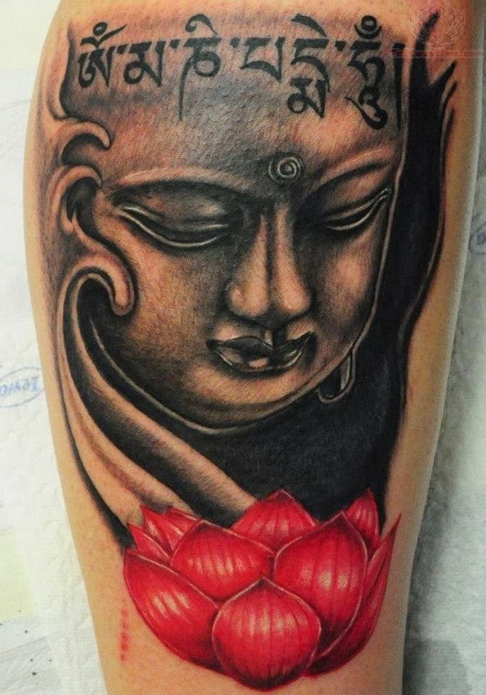 predlaktie tetovanie, buddha tetovanie s písmenami a červený lotus