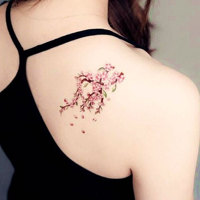 neo tradičné tetovanie na chrbte, žena s farebným tetovaním so slivkovým motívom
