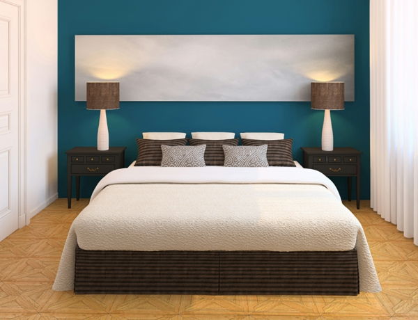 blauwe muurverf en wit bed in de slaapkamer