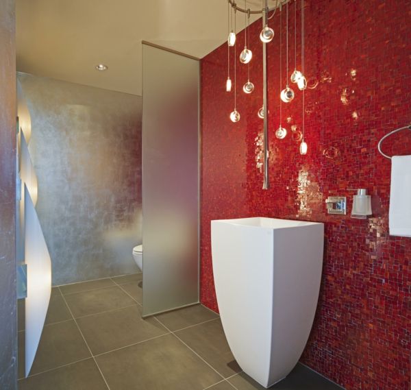 sodobno kopalnica-s-rdeče steklene ploščice, stene in kopalnica-ponor-in-pipa-do-steklo-sobni delilniki-s-kopalnica-ploščice-tla