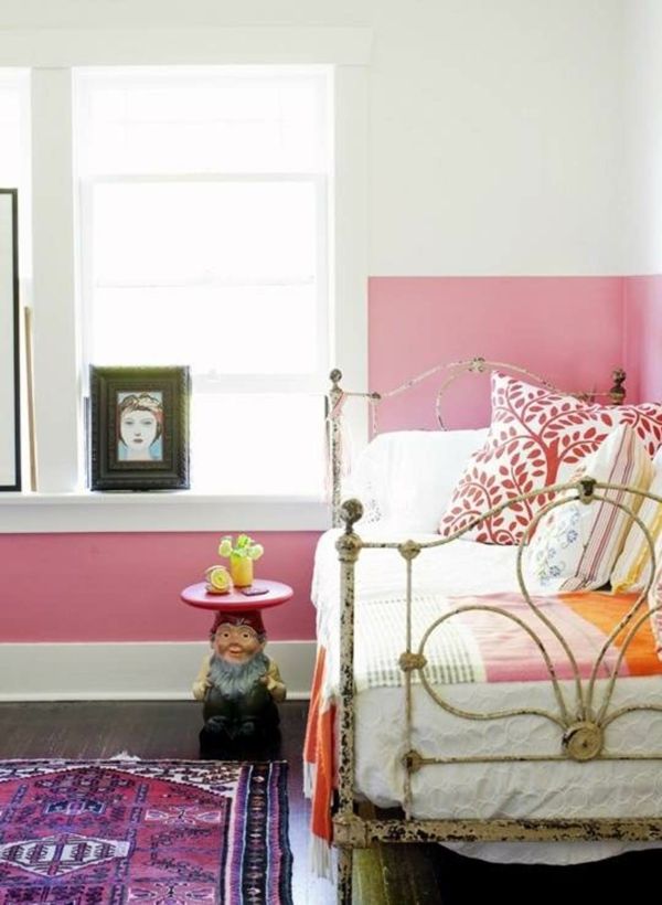 witte muurverf met een rooskleurig accent voor de slaapkamer