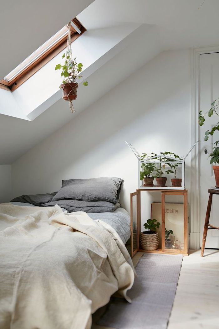 loft idé säng garderob växter fönster mattan idéer litet sovrum