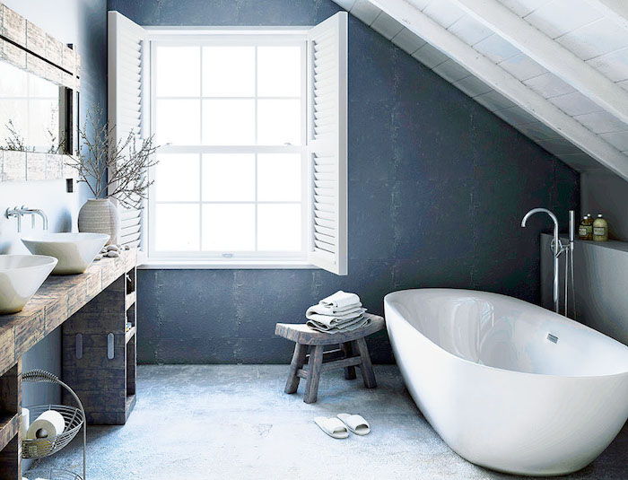 platt form badkar fönster blåa väggar i badrum sjunka örter som dekoration