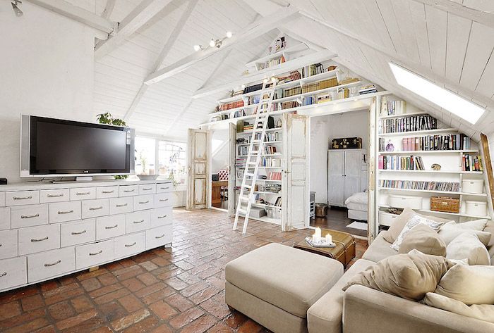 penthouse lägenhet inredning idéer tv soffa beige kudde dekor böcker bokhyllor böcker stege trappor