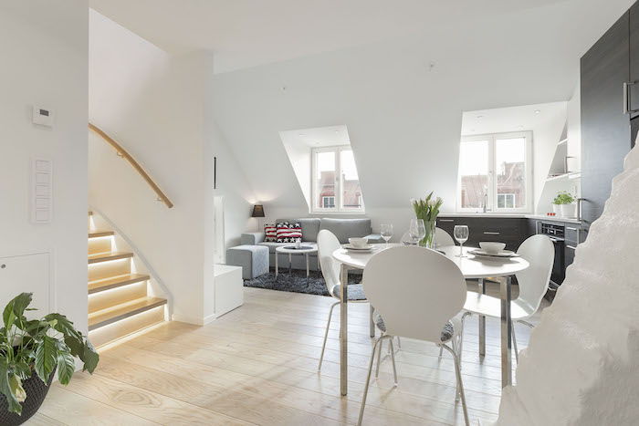 liten lägenhet inrättas stilfullt upplysta trappa trappor trappa soffa fåtölj